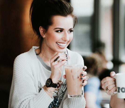 FCC chair accuses Verizon of throttling unlimited data to boost profits